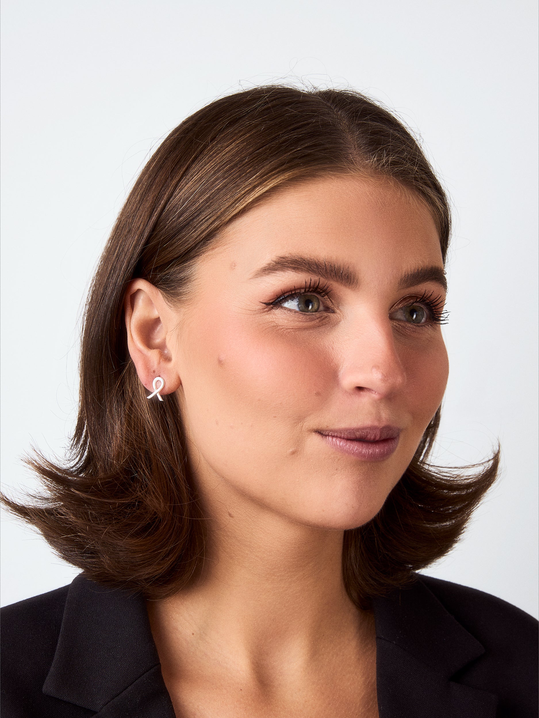 Modell rosa bandet örhängen